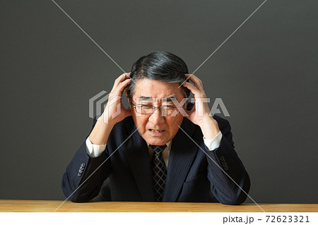ビジネスイメージ  困る男性 72623321