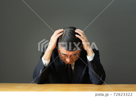 ビジネスイメージ  困る男性 72623322