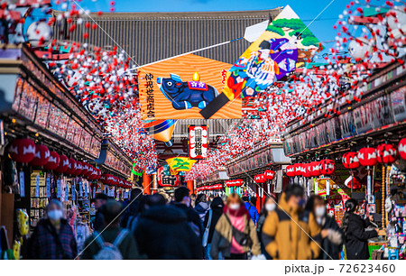 日本の東京都市景観　師走の東京・浅草寺。新型コロナの感染者が急増中＝2020年12月17日 72623460