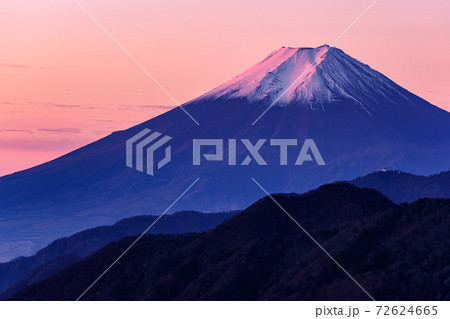 紅く染まる富士山と山々のシルエット 72624665