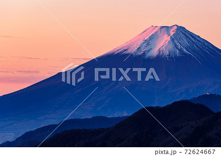 夜明けの紅富士と山々のシルエット 72624667