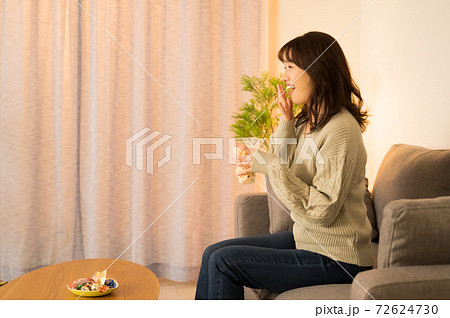 自宅で映画を楽しむ女性の写真素材 自宅で映画を楽しむ女性の写真素材