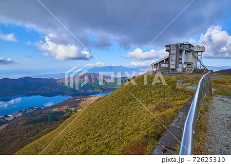 神奈川県箱根町 秋の箱根駒ヶ岳山頂のロープウェイ頂上駅と芦ノ湖 72625310