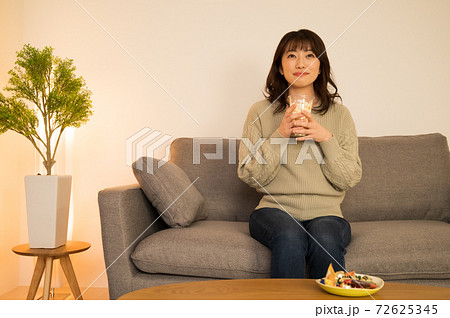 自宅で映画を楽しむ女性の写真素材 自宅で映画を楽しむ女性の写真素材