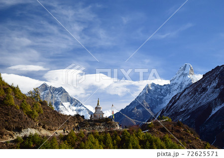 ネパール　エベレスト街道の仏塔ストゥーパ 72625571