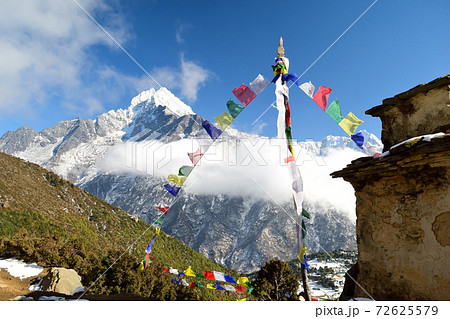 ネパール　エベレスト街道の景色 72625579