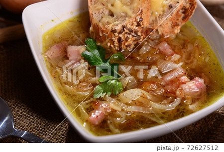 Homemade onion soup 72627512