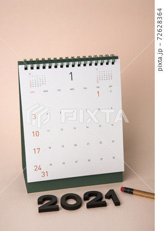 カレンダー ペン 背景 72628364