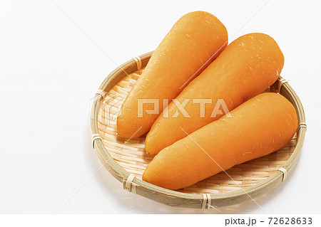 白バックでざるに乗せたニンジン 72628633