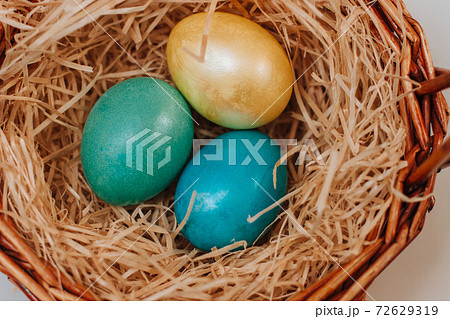 Wicker basket with easter colorful eggs Wicker basket with easter colorful eggs 72629319