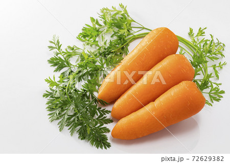 白バックで葉を添えたニンジン 白バックで葉を添えたニンジン 72629382