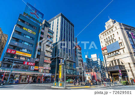 日本の東京都市景観 コロナ禍。師走の東京・青空に映える浅草駅などを望む＝2020年12月17日 72629501