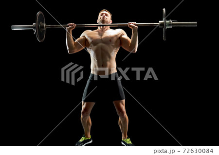 Athletic man lifting a barbell 72630084