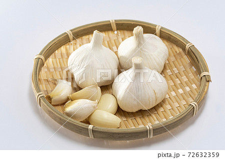 白バックでざるに乗せたニンニク 72632359
