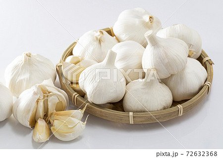 白バックでざるに乗せたニンニク 72632368