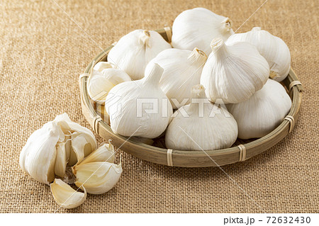 麻布を敷きざるの上に並べたニンニク 麻布を敷きざるの上に並べたニンニク 72632430