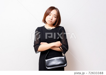 喪服を着た考えるポーズをする女性 72633388