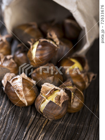 Chestnuts on wooden background Chestnuts on wooden background 72633676
