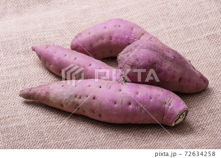 収穫したさつまいも　掘りたての薩摩芋　秋の食材　イメージ素材 72634258