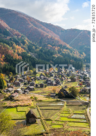 【紅葉の白川郷　天守閣展望台からの合掌造り集落 】 72635720