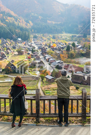 【紅葉の白川郷　天守閣展望台からの合掌造り集落 を堪能する】 72635721