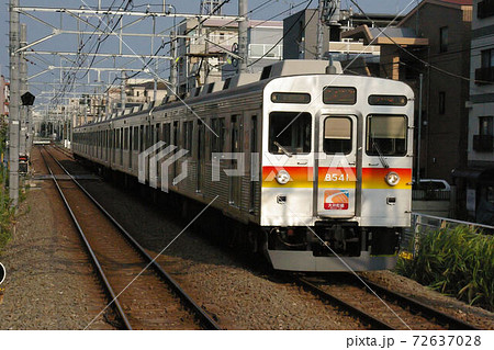東急大井町線、九品仏駅に入線する各駅停車(8500系電車) 東急大井町線、九品仏駅に入線する各駅停車(8500系電車) 72637028