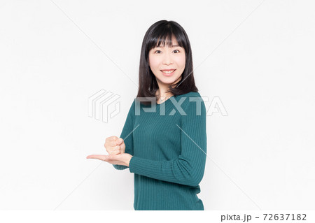 白背景の前で納得するポーズをする若い女性 72637182