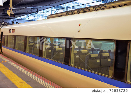 JR大阪駅プラットホームに停車中のサンダーバード 72638726
