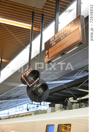 JR大阪駅に停車中のサンダーバード 72638932