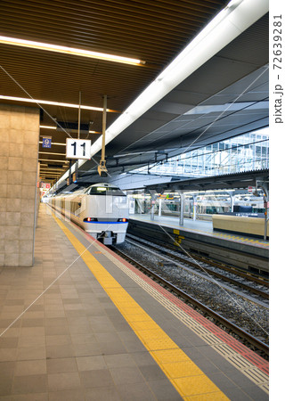 JR大阪駅を発車するサンダーバード 72639281