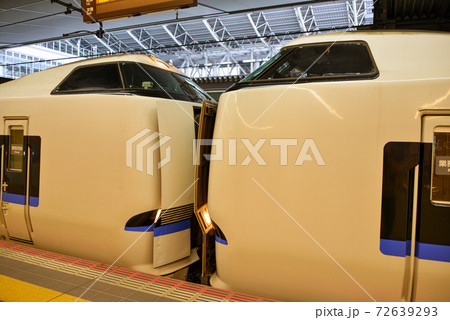 JR大阪駅に停車中のサンダーバード 72639293