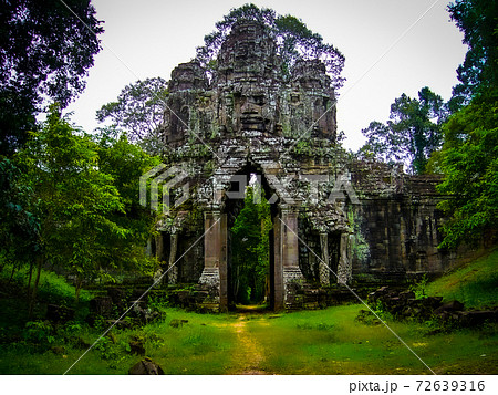 アンコールワット　バイヨン寺院の外観 72639316