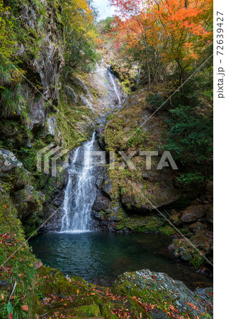 岩屋滝　自然美　秋　（高知県　香美市）	 72639427