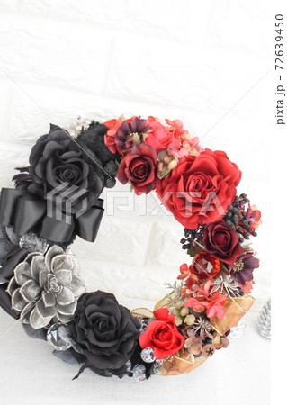 黒薔薇と赤バラのアーティフィシャルフラワーリース の写真素材