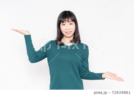 案内のジェスチャーをする女性 案内のジェスチャーをする女性 72639861
