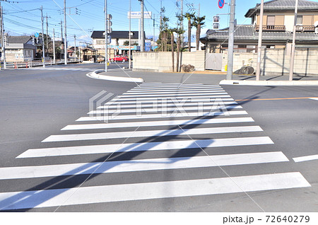 横断歩道と白線の写真素材