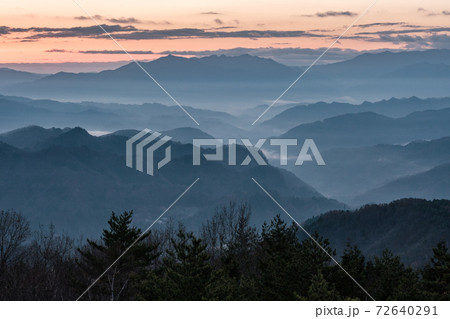 夜明け(朝靄の山並み) 夜明け(朝靄の山並み) 72640291