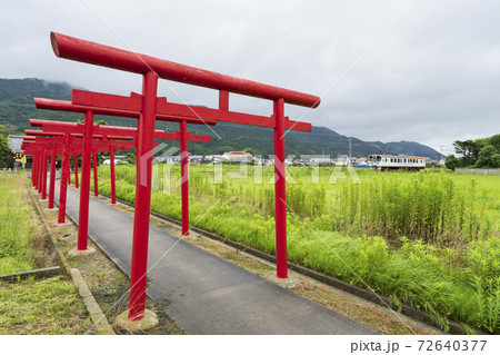 【島根県】出雲市鉄道風景 一畑電車と粟津稲生神社の鳥居 72640377