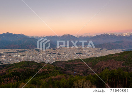 鷹狩山から望む大町市と北アルプスの夜明け（初冬） 72640395
