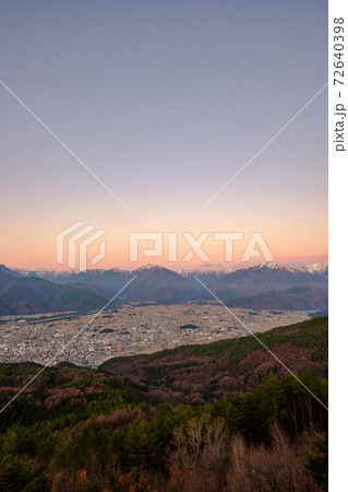 鷹狩山から望む大町市と北アルプスの夜明け（初冬） 72640398