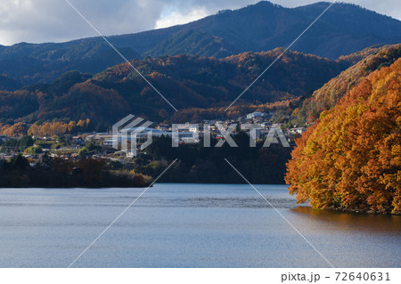 秋深まる御嶽山の山麓 72640631