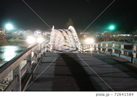 幻想的な夜の錦帯橋 72641584