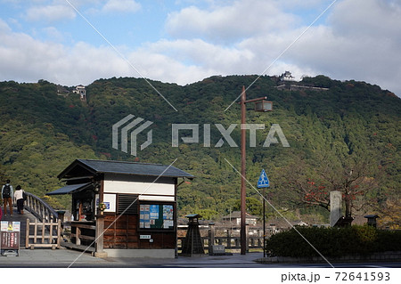 錦川と錦帯橋河畔から見る岩国城 72641593