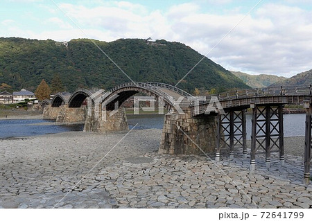 錦帯橋と錦川河川敷 錦帯橋と錦川河川敷 72641799