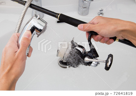 水道水でリールに着いた塩分を取り除く作業 72641819