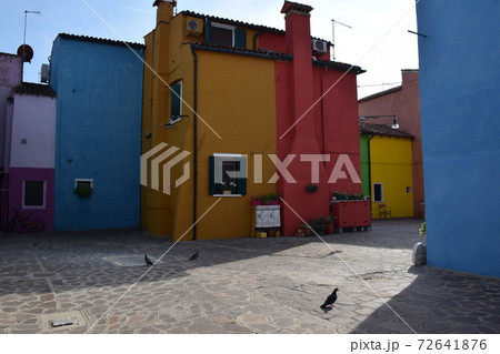 イタリアのブラーノ島の町並み イタリアのブラーノ島の町並み 72641876