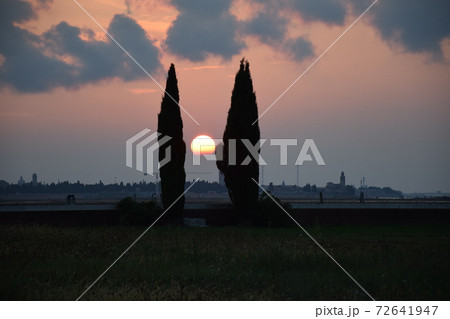 イタリアのヴェネチアに沈む夕陽 イタリアのヴェネチアに沈む夕陽 72641947