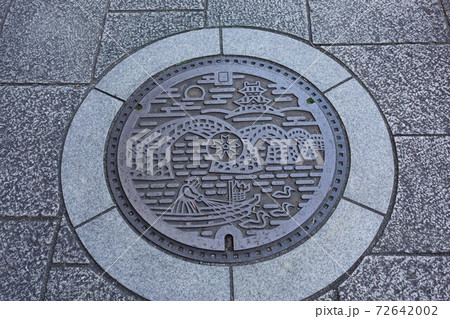 マンホール蓋　岩国城・錦帯橋と錦川う飼い 72642002