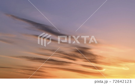 日本の雲風景　夕焼けに映える雲 72642123