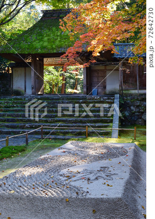 京都　紅葉がはえる法然院の山門と白砂壇 72642730